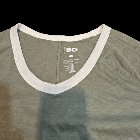 SO Gray V-Neck Varsity Tee Shirt – Size XS - Picture 4 of 4